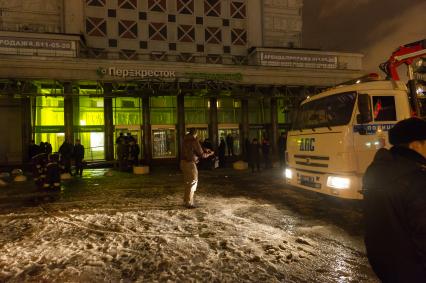 Санкт-Петербург. У супермаркета `Перекресток` на Кондратьевском проспекте, где произошел взрыв.