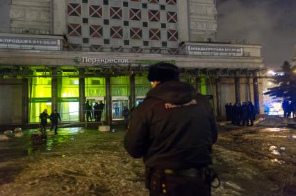 Санкт-Петербург. У супермаркета `Перекресток` на Кондратьевском проспекте, где произошел взрыв.