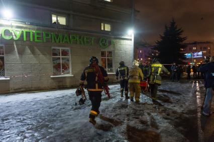 Санкт-Петербург. У супермаркета `Перекресток` на Кондратьевском проспекте, где произошел взрыв.