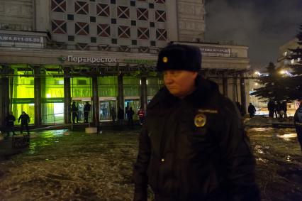 Санкт-Петербург. У супермаркета `Перекресток` на Кондратьевском проспекте, где произошел взрыв.