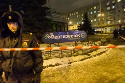 Санкт-Петербург. У супермаркета `Перекресток` на Кондратьевском проспекте, где произошел взрыв.