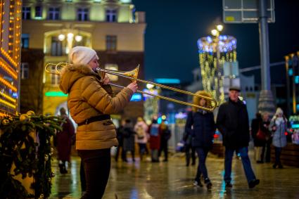 Москва. Уличный музыкант на Пушкинской площади.