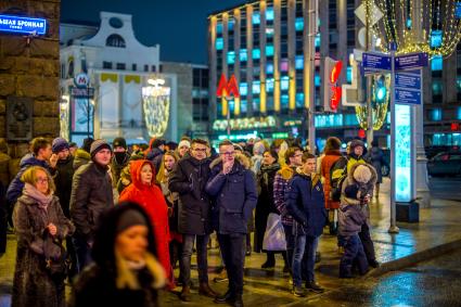 Москва. Люди на пешеходном переходе у метро Тверская.