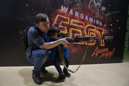 Москва.  Посетители на фестивале для поклонников игр Wargaming FEST WG FEST 2017  в Экспоцентре  у стендов  Парка Патриот.