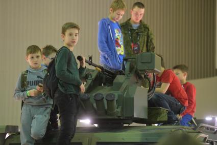 Москва.  Посетители на фестивале для поклонников игр Wargaming FEST WG FEST 2017  в Экспоцентре  у стендов  Парка Патриот.