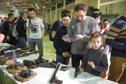 Москва.  Посетители на фестивале для поклонников игр Wargaming FEST WG FEST 2017  в Экспоцентре  у стендов  Парка Патриот.