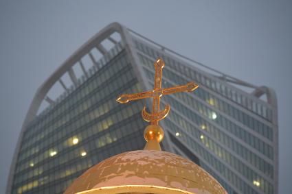 Москва.    Вид на одно из зданий Экспоцентра на  Краснопресненской набережной.