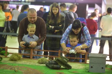Москва.  Посетители на фестивале для поклонников игр Wargaming FEST WG FEST 2017  в Экспоцентре .