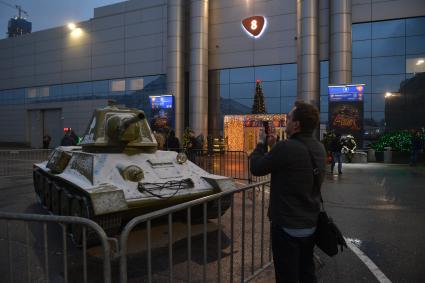 Москва. Мужчина фотографирует танк у  Экспоцентра .