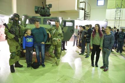 Москва. Посетители на фестивале для поклонников игр Wargaming FEST WG FEST 2017 в Экспоцентре у стендов Парка Патриот.