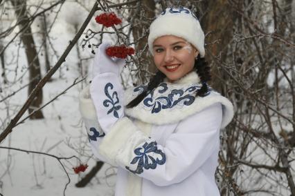 Барнаул.  Снегурочка в зимнем лесу.