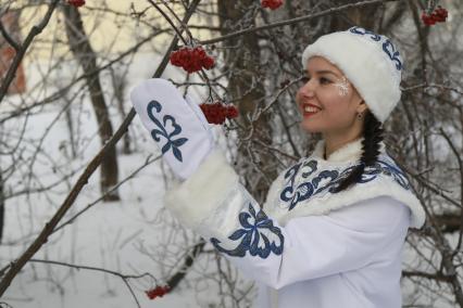 Барнаул.  Снегурочка в зимнем лесу.