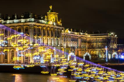 Санкт-Петербург.    Вид на Эрмитаж  с Дворцового моста.