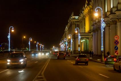 Санкт-Петербург.  Новогоднее оформление  дворцовой набережной.