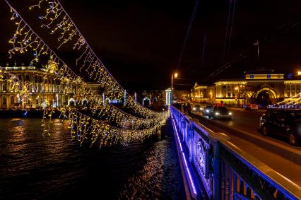 Санкт-Петербург.  Вид  Дворцового моста.