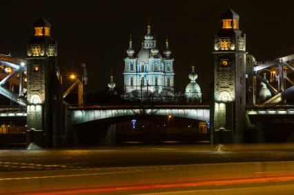 Санкт-Петербург.  Вид на Большеохтинский мост и Смольный собор.