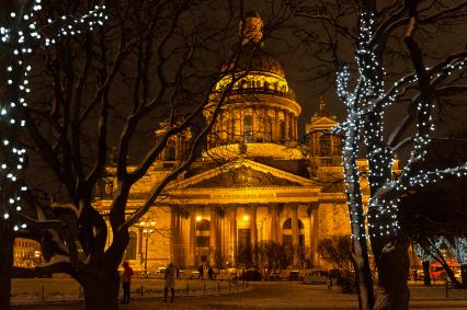 Санкт-Петербург.  Новогоднее оформление  у Исаакиевский собо.