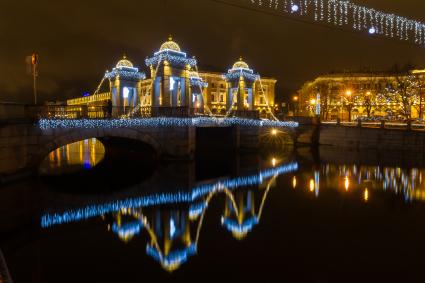 Санкт-Петербург.  Вид на мост Ломоносова.