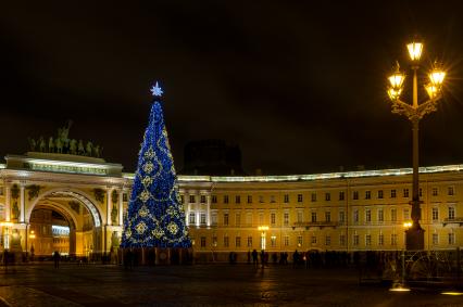 Санкт-Петербург.  Новогоднее оформление Дворцовой  площади.