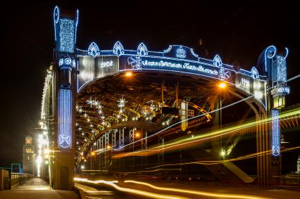 Санкт-Петербург.  Новогоднее оформление Большеохтинского моста.