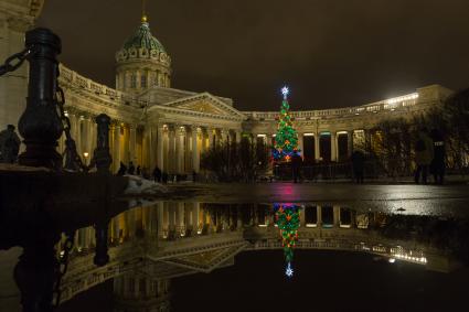 Санкт-Петербург.  Новогоднее оформление  у собора  Казанской иконы Божией Матери.