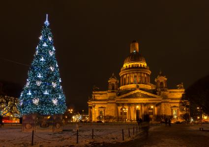 Санкт-Петербург.  Новогоднее оформление и елка у Исаакиевский собо.