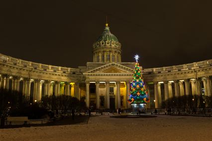 Санкт-Петербург.  Новогоднее оформление  у собора  Казанской иконы Божией Матери.