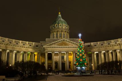 Санкт-Петербург.  Новогоднее оформление  у собора  Казанской иконы Божией Матери.