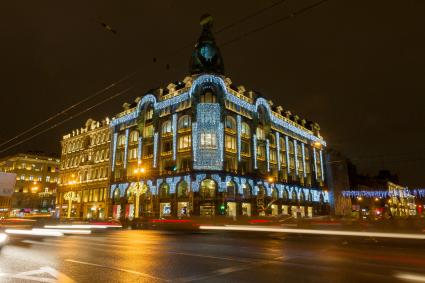 Санкт-Петербург.  Новогоднее оформление  Дома  книги на Невском проспекте.