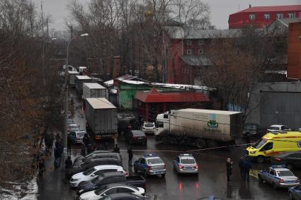 Москва. Полицейские  у кондитерской фабрики `Меньшевик`на Иловайской улице, где была открыта стрельба.