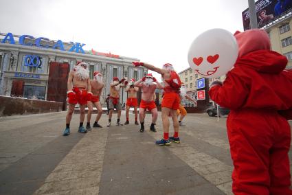 Екатеринбург. Участники клуба любителей зимнего плаванья во время забег дедов морозов