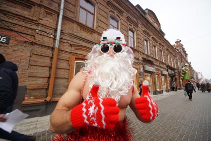 Екатеринбург. Участники клуба любителей зимнего плаванья во время забег дедов морозов