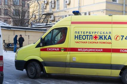 Санкт-Петербург. Реанимобиль `Петербургская неотложка` на одной из улиц города.
