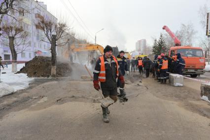 Красноярск. Сотрудники коммунальной службы во время прорыва теплотрассы на улице Вавилова.