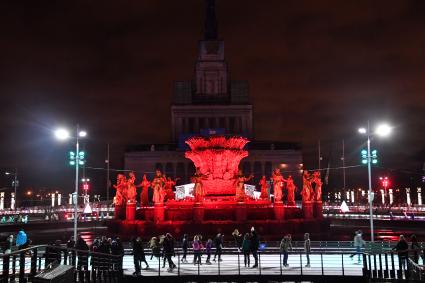 Москва. Посетители катка  на ВДНХ  у фонтана `Дружба народов`.