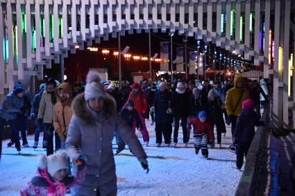 Москва. Посетители на катке ВДНХ.