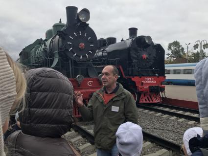 Москва. Посетители осматривают экспонаты Музейно-производственного комплекса  `Станция Подмосковная`.