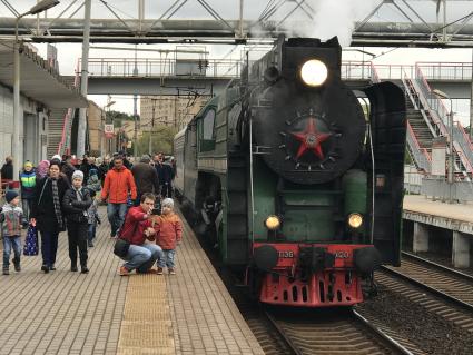 Москва. Посетители   Музейно-производственного комплекса  `Станция Подмосковная`.