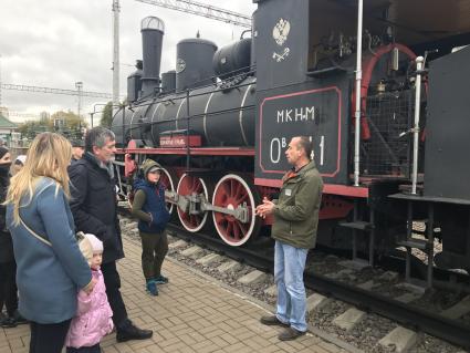 Москва. Посетители осматривают экспонаты Музейно-производственного комплекса  `Станция Подмосковная`.