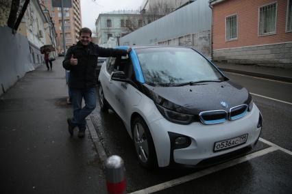 Москва. Корреспондент `Комсомольской правды` Олег Адамович прокатился на электромобиле BMW i3 сервиса поминутной аренды транспортных средств.