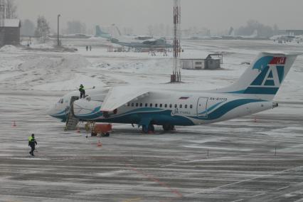 Иркутск. Ан-148 авиакомпании `Ангара` на взлетном поле международного аэропорта  Иркутск.