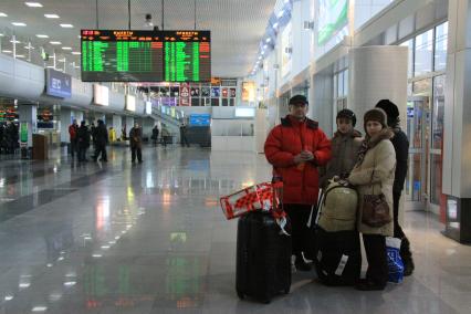 Иркутск. Пассажиры в терминале международного аэропорта Иркутск.