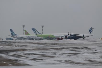 Иркутск. Самолеты на взлетном поле международного аэропорта  Иркутск.