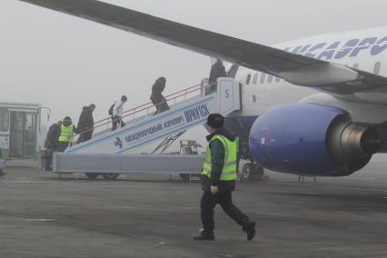 Иркутск. Самолет Боинг-737  компании Трансаэро на взлетном поле международного аэропорта  Иркутск.