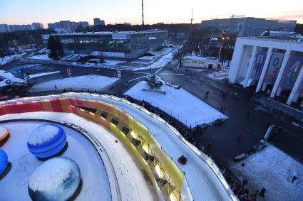 Москва.  Вид с тюбинговой горки, открывшейся у павильона `Космос `на ВДНХ.