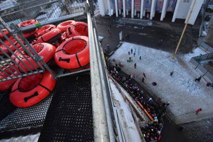 Москва.  Очередь на тюбинговую горку, открывшуюся у павильона `Космос `на ВДНХ.