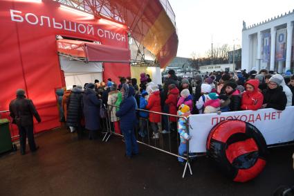 Москва.  Очередь на тюбинговую горку , открывшуюся у павильона `Космос `на ВДНХ.