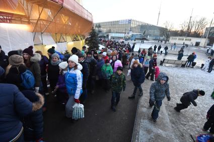 Москва.  Очередь на тюбинговую горку , открывшуюся у павильона `Космос `на ВДНХ.