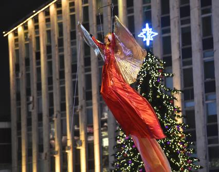 Москва. Выступление акробатов  на Тверской улице  во время встречи Нового года.