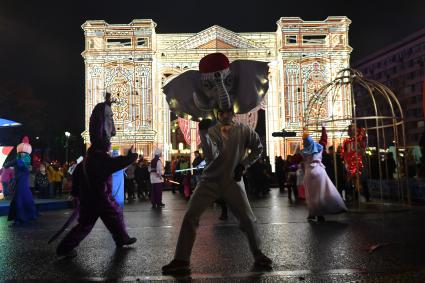 Москва.  Участники анимационной программы на фестивале `Путешествие в Рождество` на Тверской улице во время встречи Нового года.